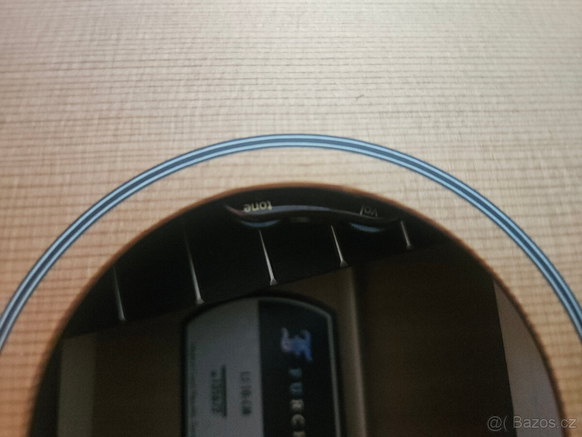 Nová celomasivní cestovní elektroakustická kytara FURCH - 8