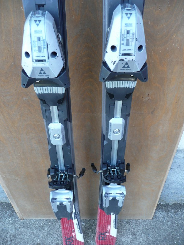 Tři páry značkových lyží - 8