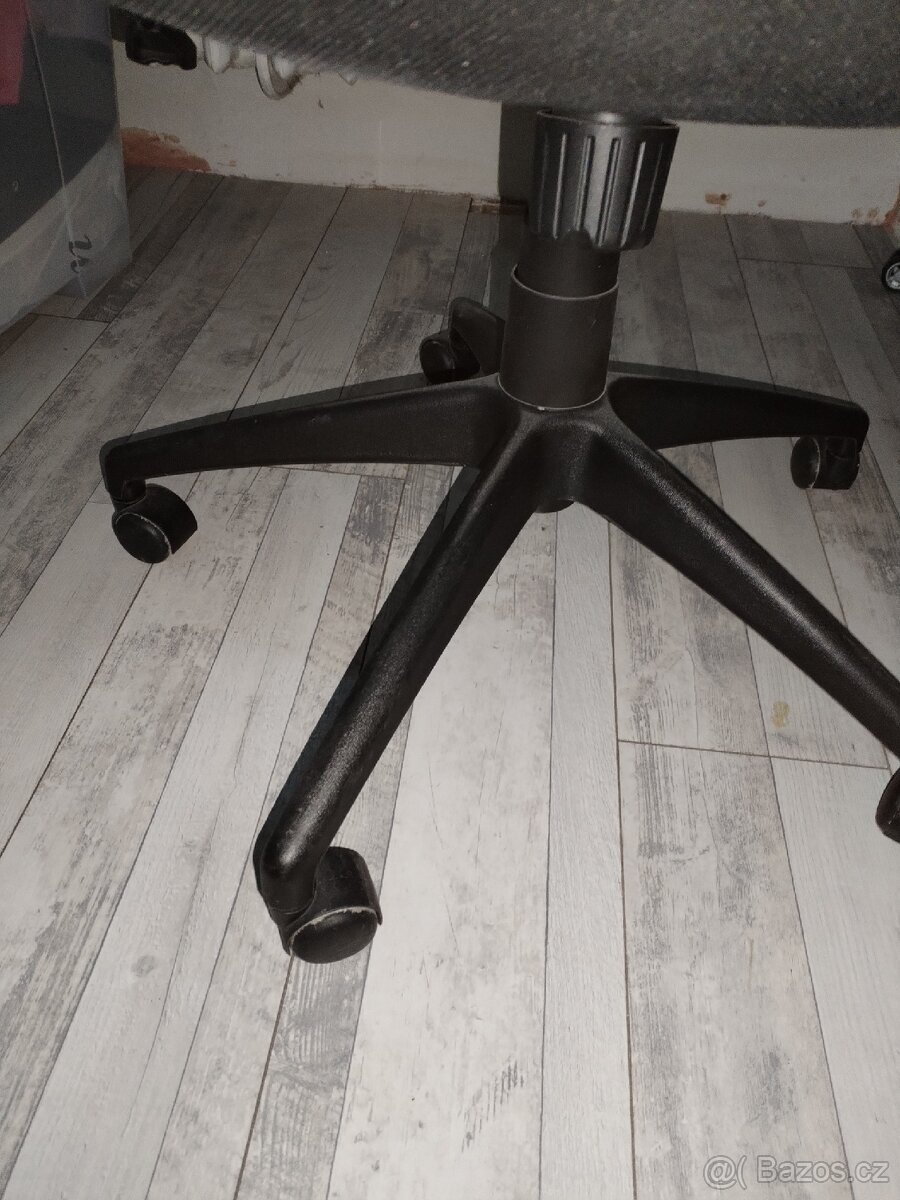 Elektricky stavitelný pracovní stůl, kancelářská židle - 8