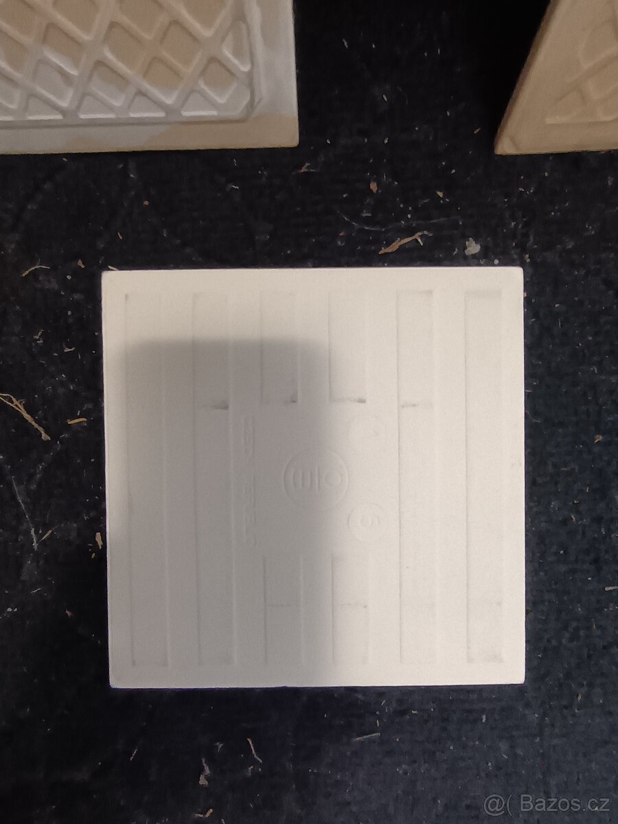 Keramické obklady – bílé, zelené, modré (celkem 22 ks) - 8