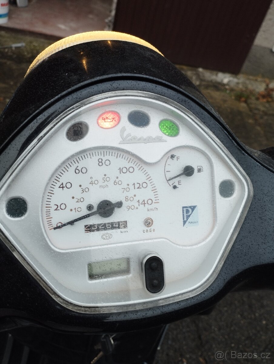 Prodám skútr Vespa LX 25 - 8