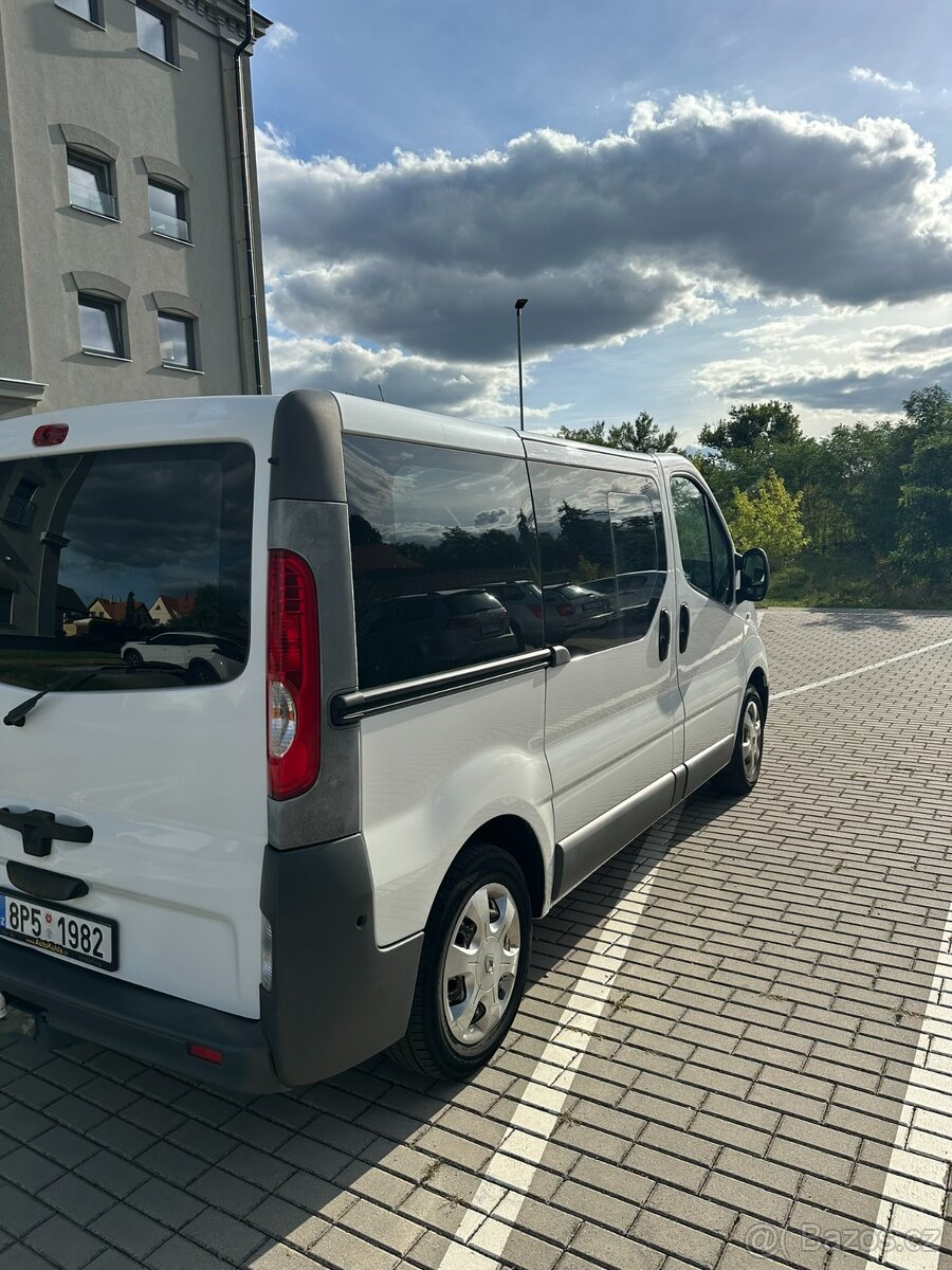 Renault Trafic 2.0dci 84kw - rok 12/2011 - 8 míst - 8
