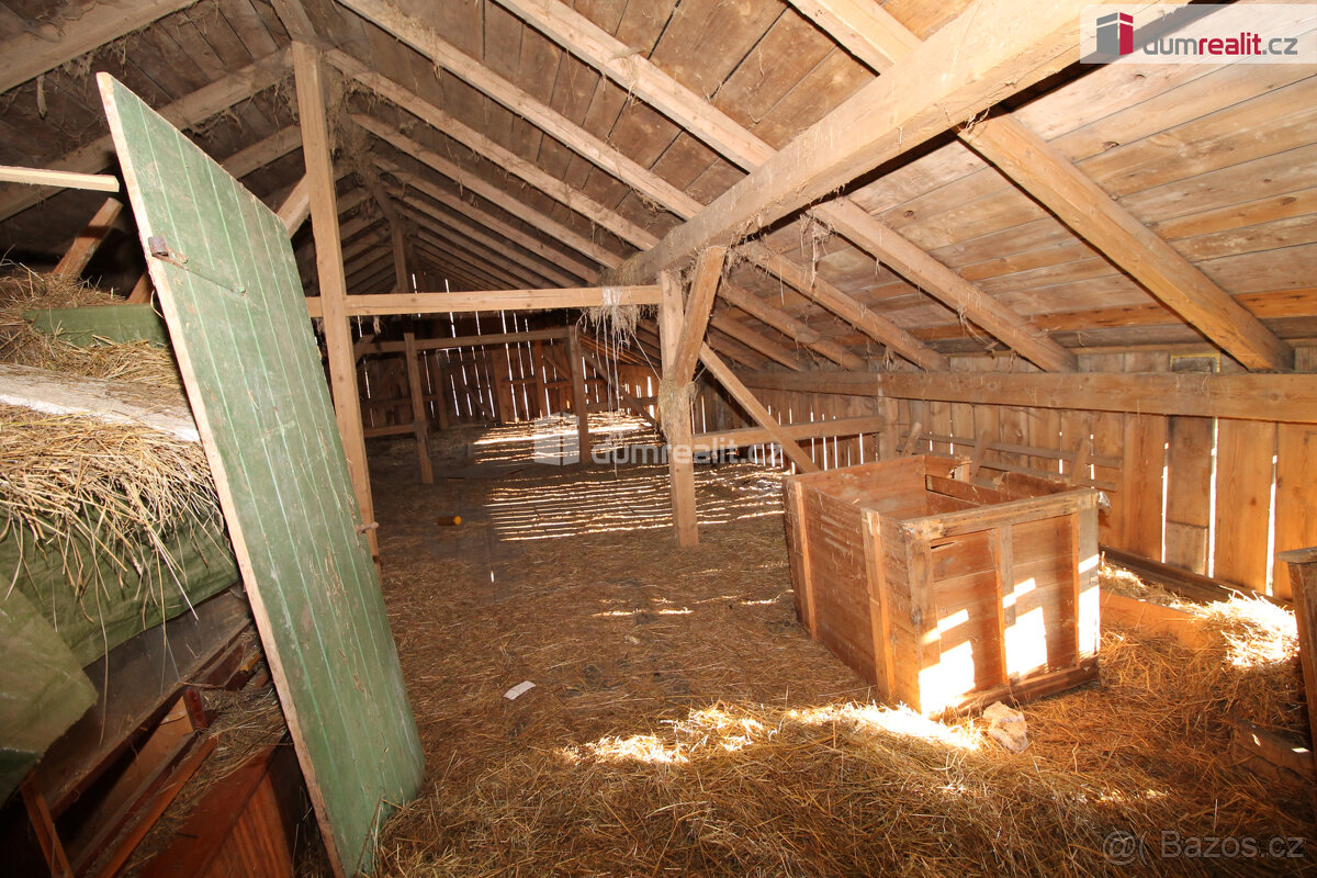 Zemědělská usedlost se dvěma rodinnými domy, stodolou, garáž - 8