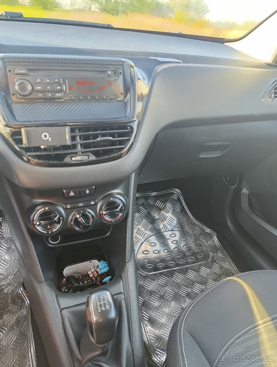 Peugeot 208 1.0 benzín - 8