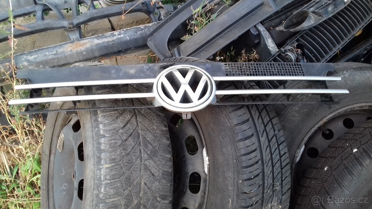 VW Volkswagen Golf 4 přední maska mezi světla - 8