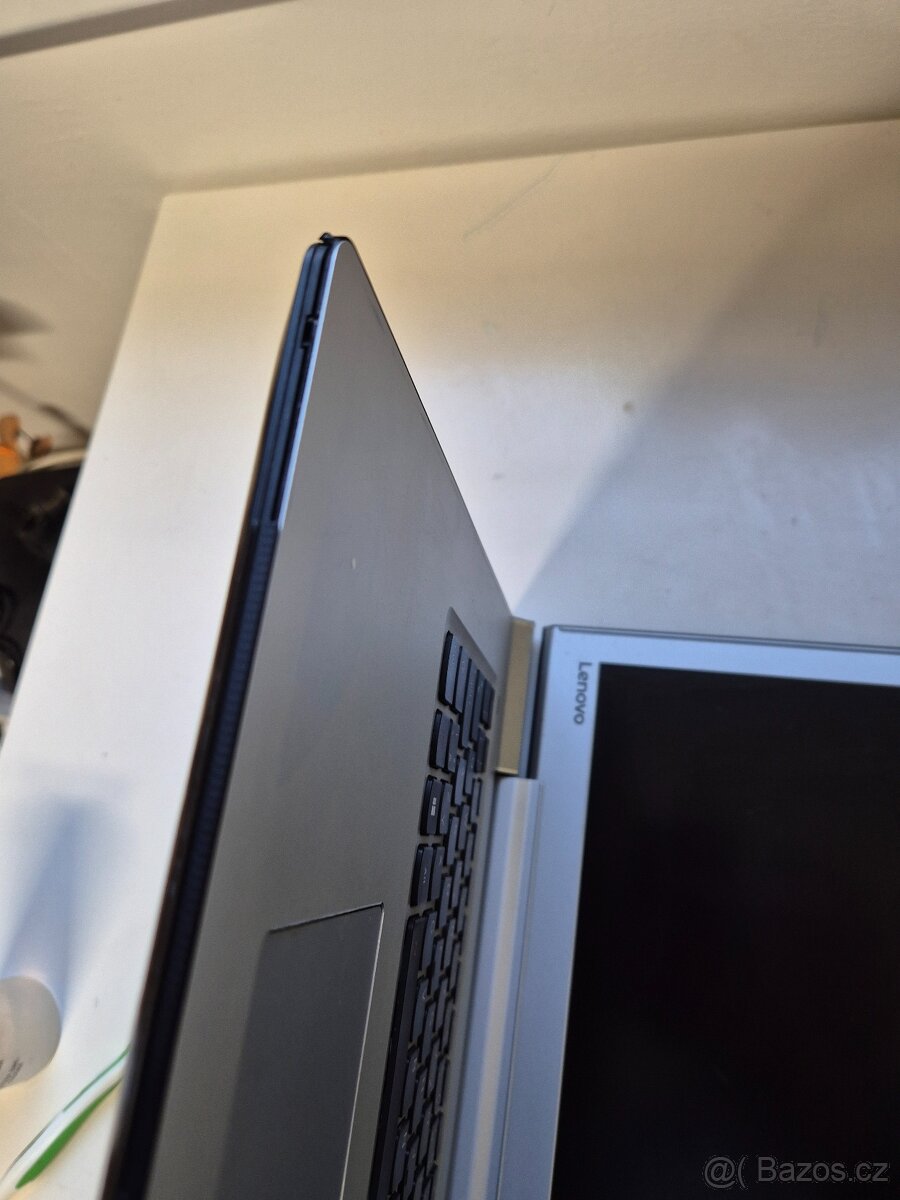 Starší herní notebook Lenovo ideapad 700 - 8