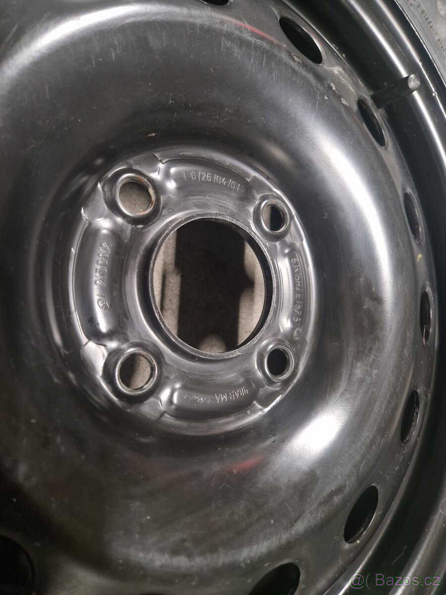 Rezervy Ford - nepoužité - 2x R15 a 1x R14 - 8