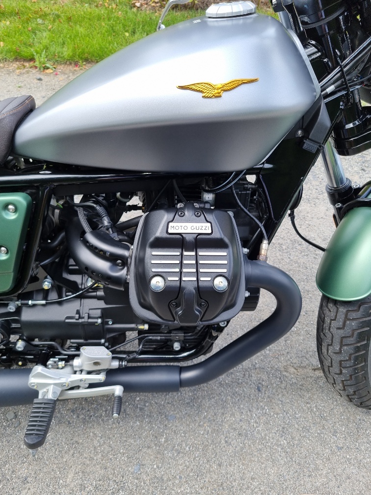 Moto Guzzi V9 Bobber+helma+nášivka a zlatá orlice - 8