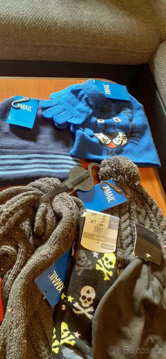 MIX čepic a šálů - 19 kusů - 8