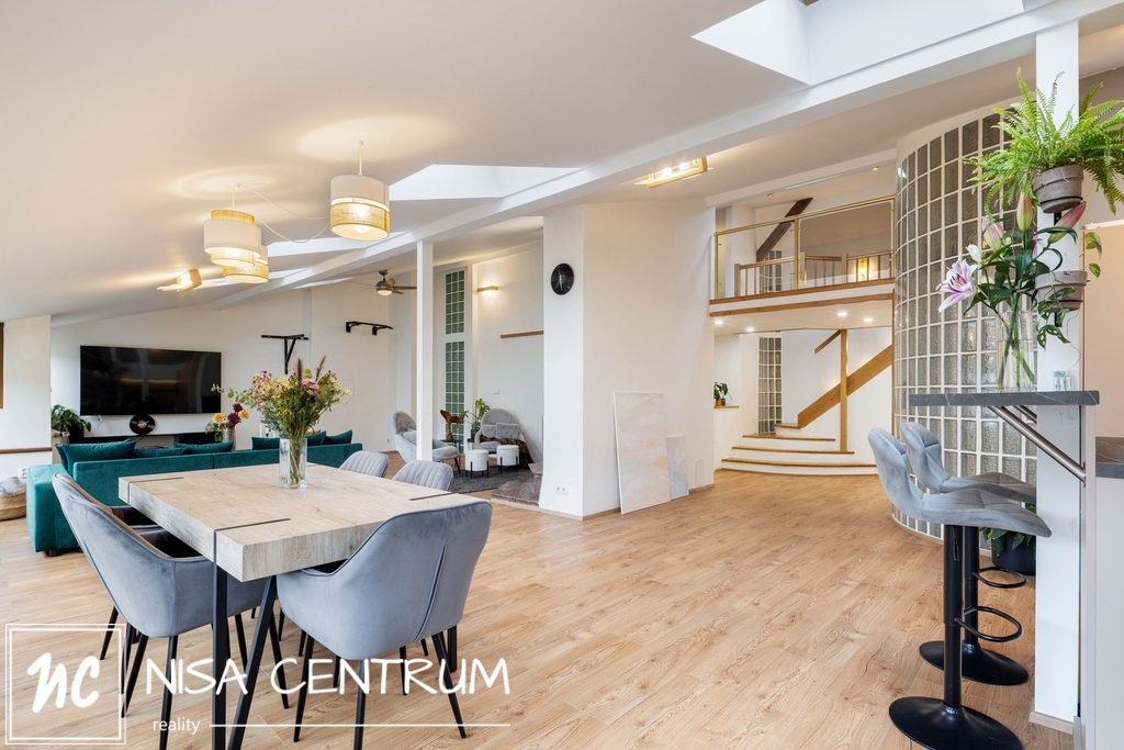 Prodej atypického podkrovního bytu 260 m² v Praze - Vinohrad - 8