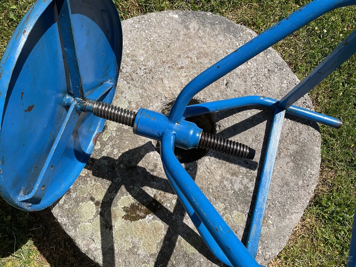 INDUSTRIÁLNÍM STOLIČKA - 8