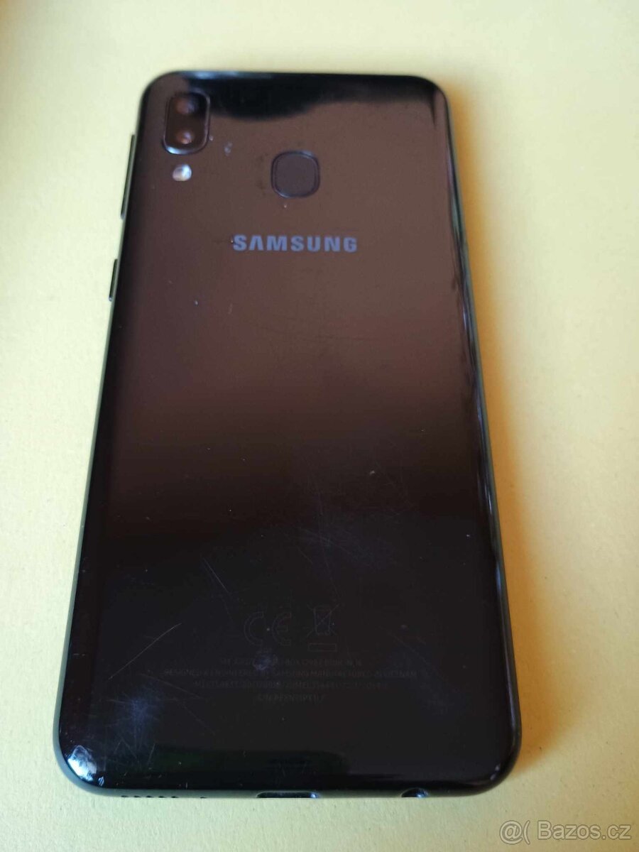 Samsung Galaxy A20E s pouzdrem - 8