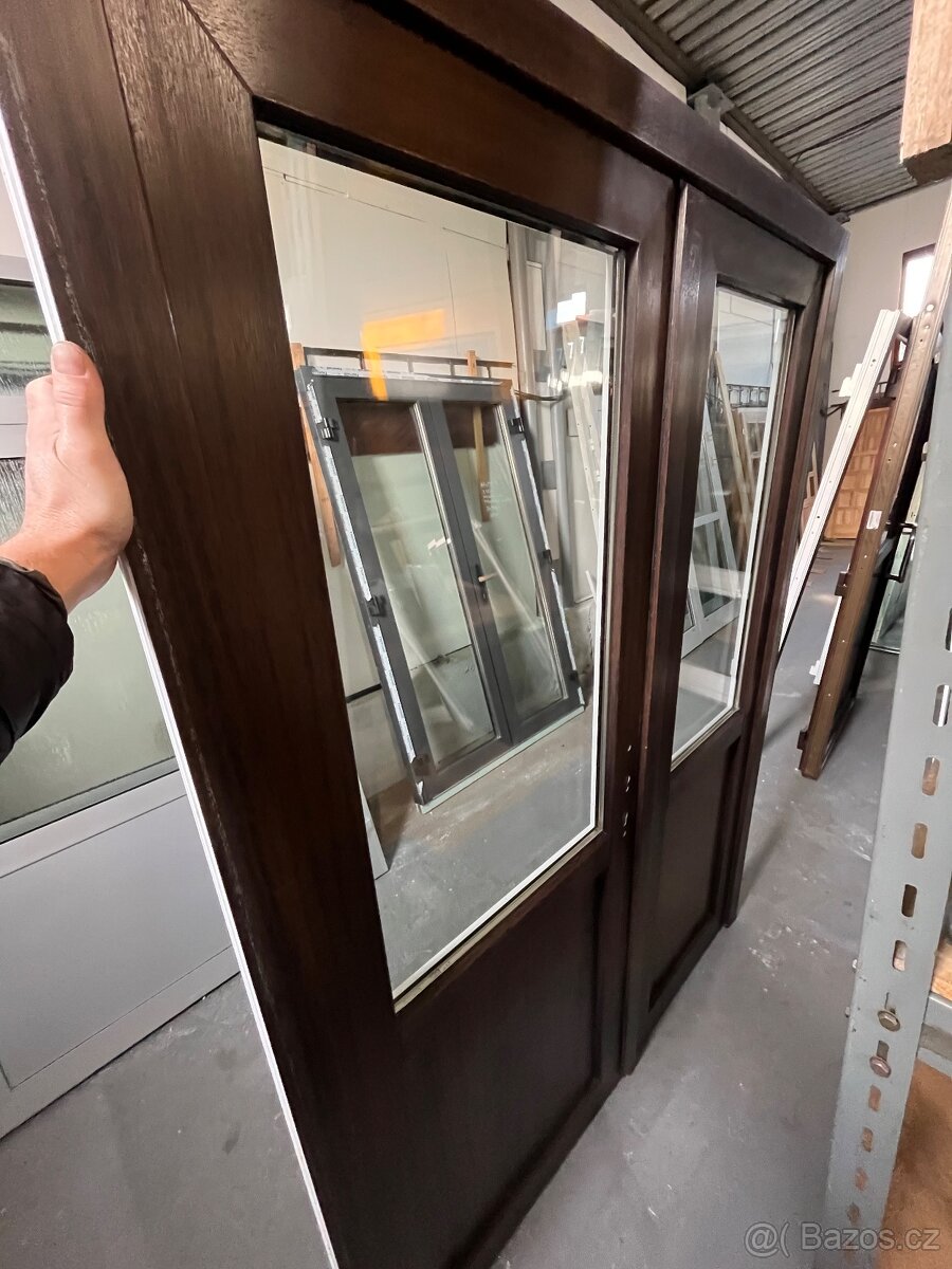 DVOUKŘÍDLÉ PVC VCHODOVÉ DVEŘE BÍLÁ/OŘECH 156x211-PLZEŇ - 8