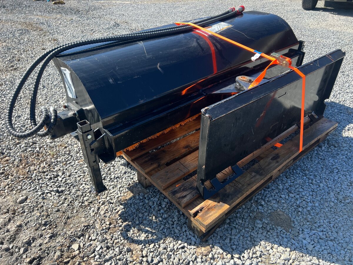 Štětkový zametač noví na smykový nakladač - 8