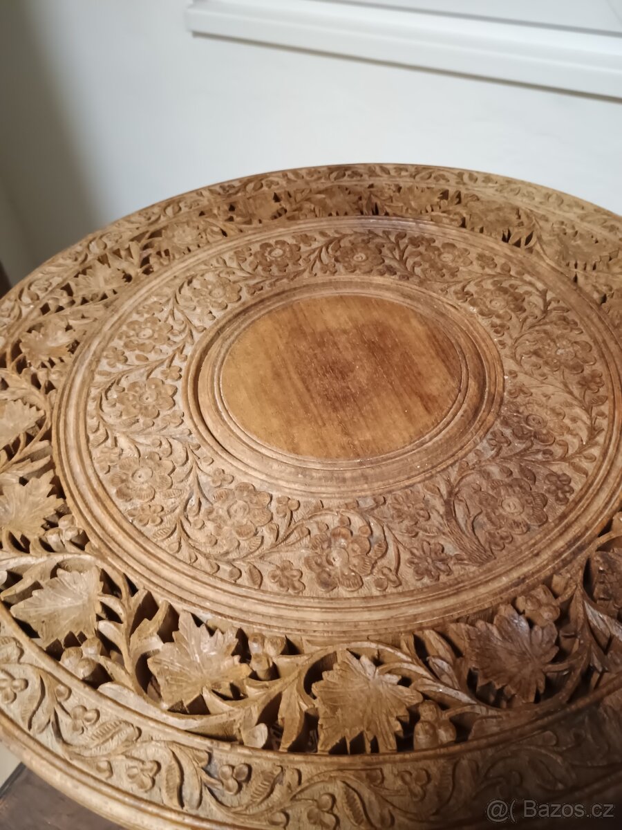 Masivní skříň s vyřezávanými ornamenty - 8