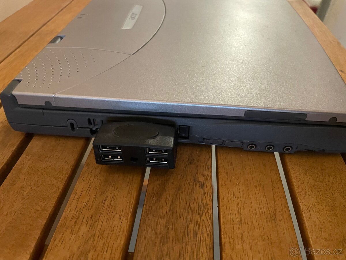 Starý počítač ACER - 8