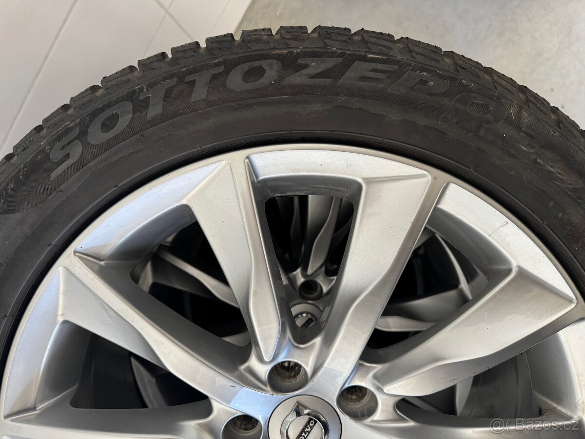 Originál Volvo alu disky a gumy 245/45/18 Pirelli 100V - 8