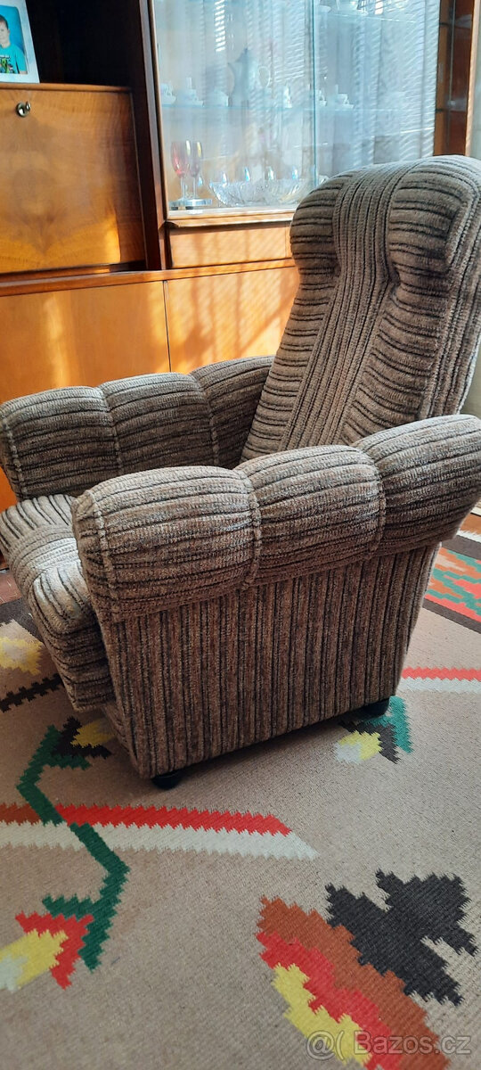 Daruji za odvoz dvě zachovalá čalouněná křesla+šicí stroj - 8