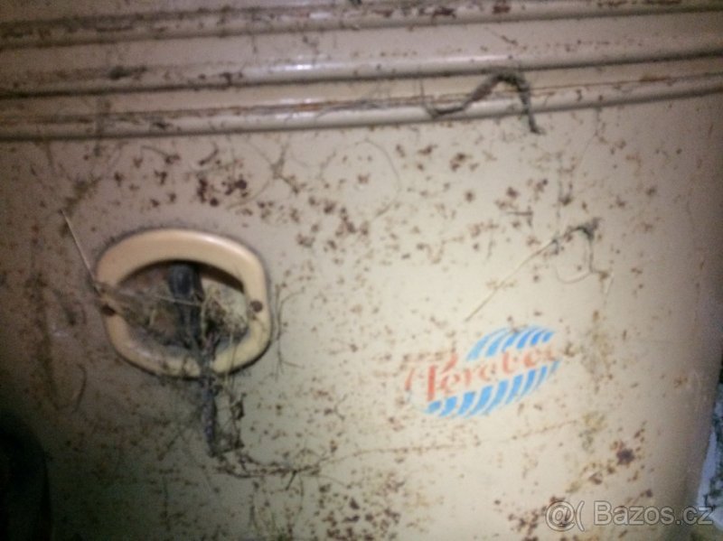 Prodám 2 staré otomany, křeslo, hist. pračku, necky - 8