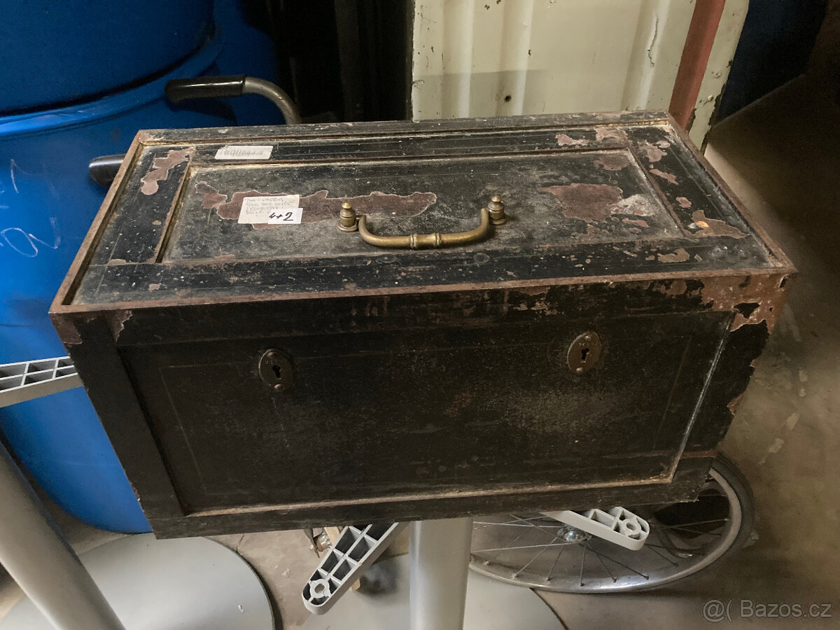 Truhla kovová starožitná, trezor, pokladna 10.000 kč - 8
