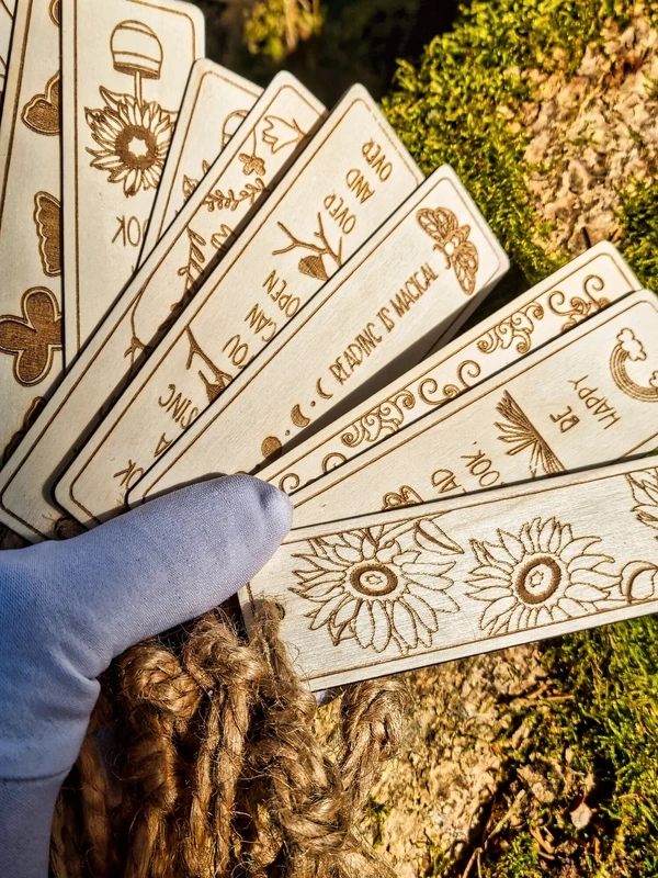 Dřevěná záložka do knihy s originálním designem V7 - 8