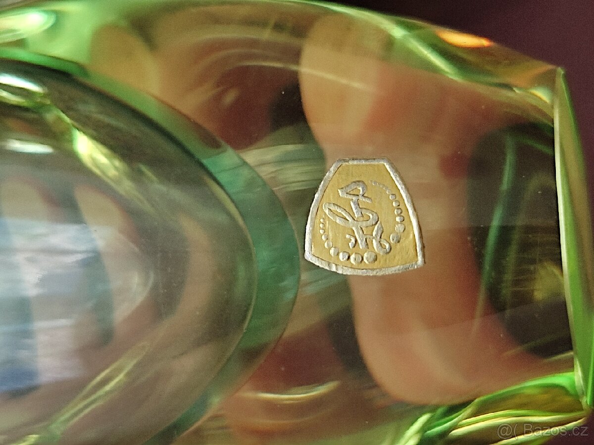 Váza z hutního skla ŽBS - Miloslav Klinger s rytinou Praha - 8