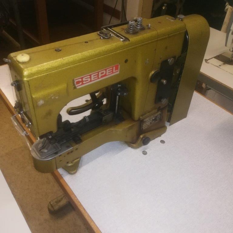 šicí stroje, dírkovačka, napařovací stůl, kožešnický stroj - 8
