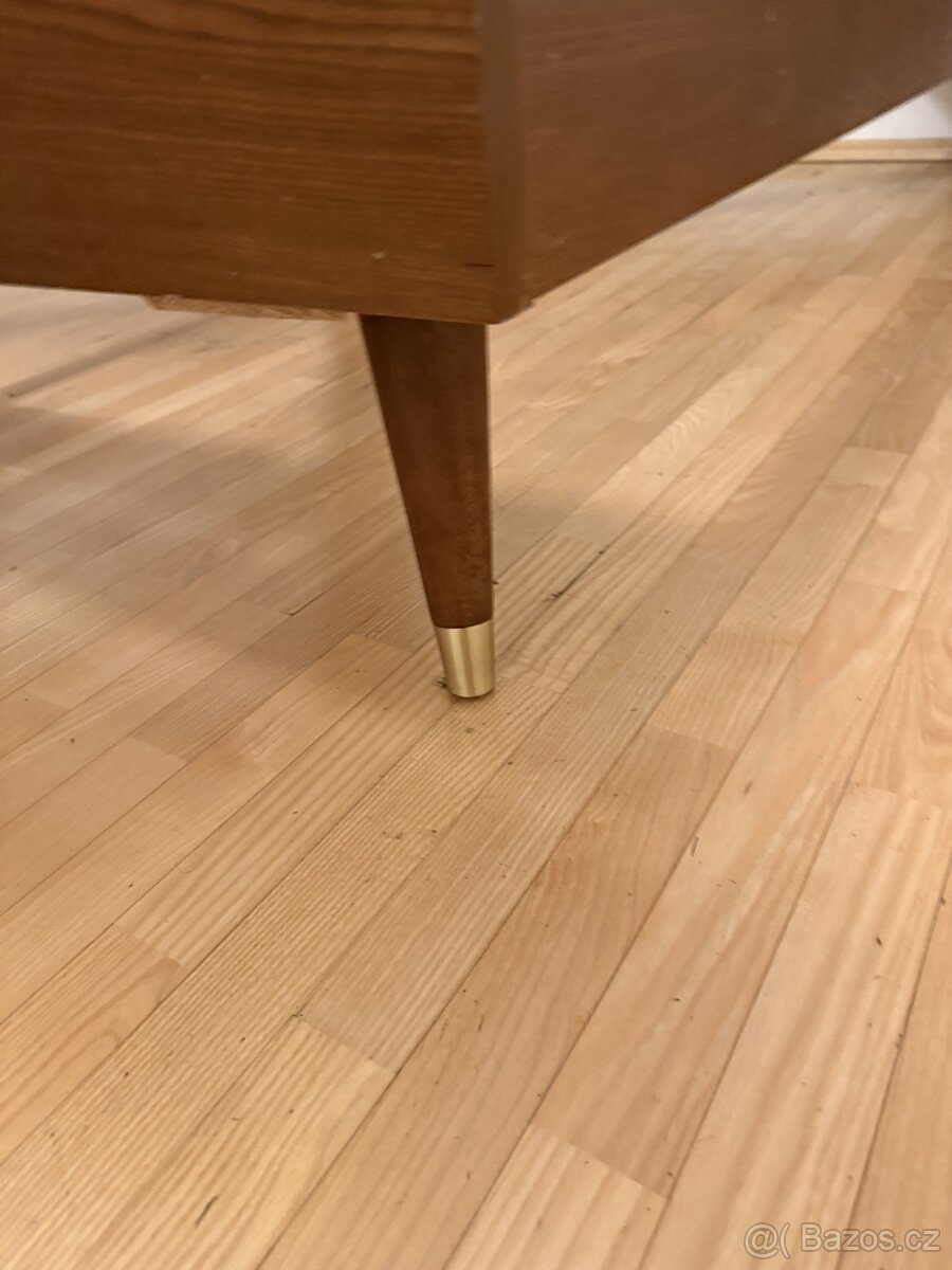 postel s nočními stoky - 8