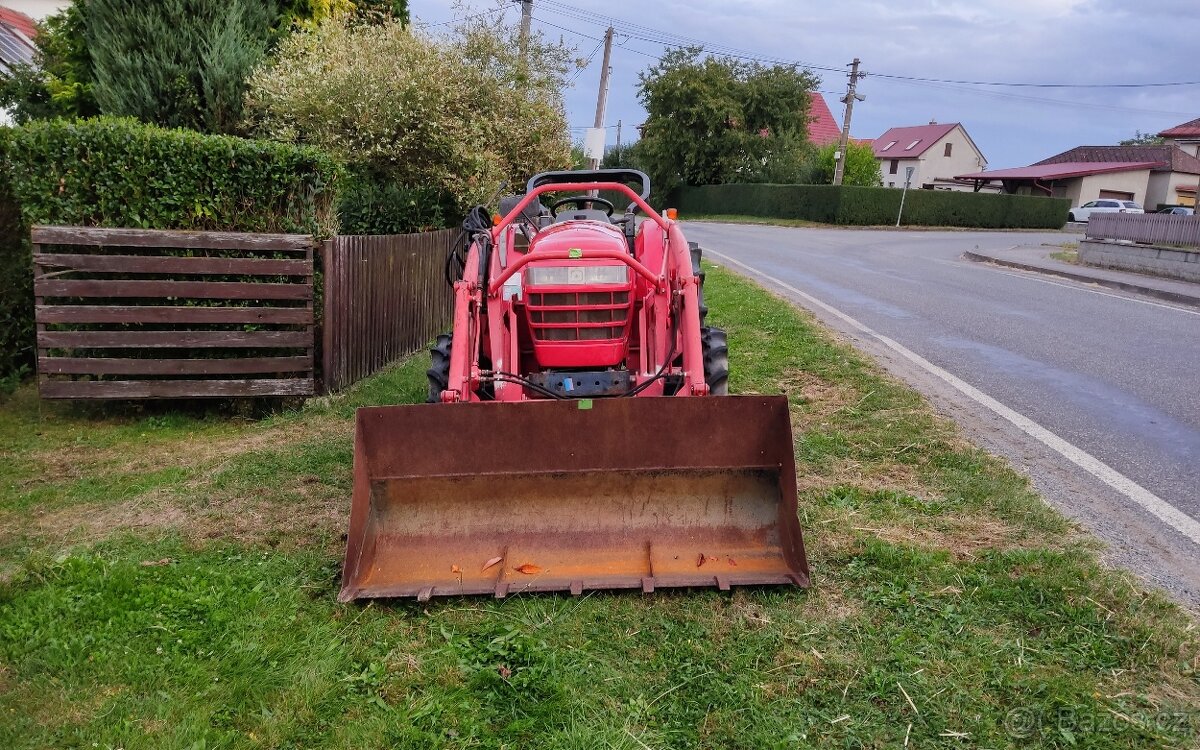 Malotraktor Yanmar s čelním nakladačem - 8