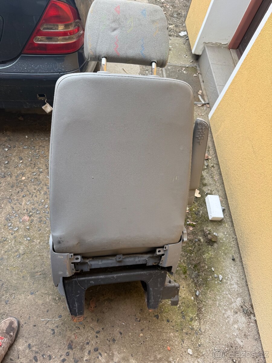 VW T5 - řidičova sedačka s podstavcem - 8