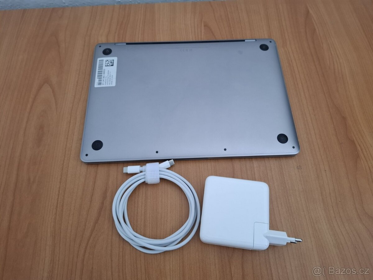 MacBook PRO 13 palců i7 8.Gen 16 RAM 512SSD - 8