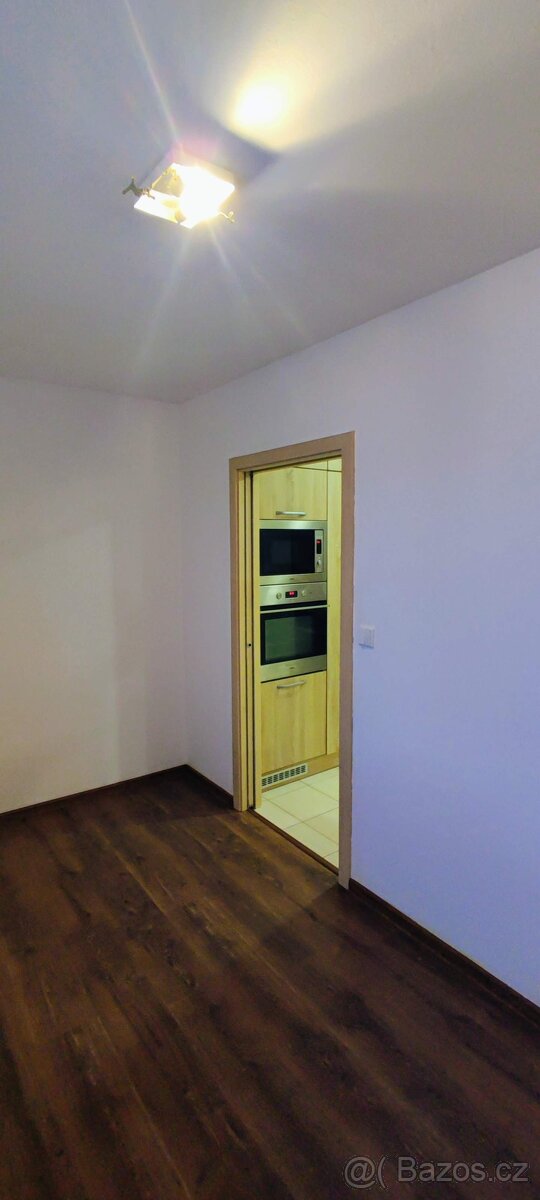 Pronájem: Prostorný byt 3+KK (82 m²) s parkováním u centra Š - 8