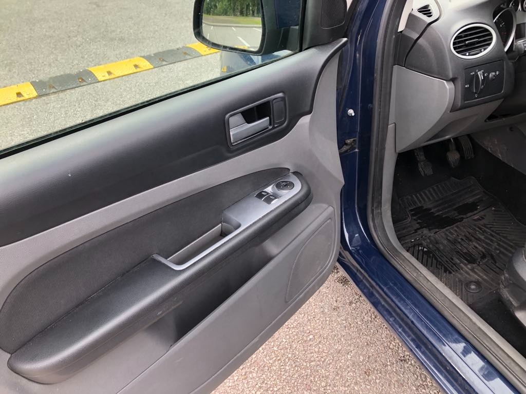 Ford Focus 1.6 - - 8