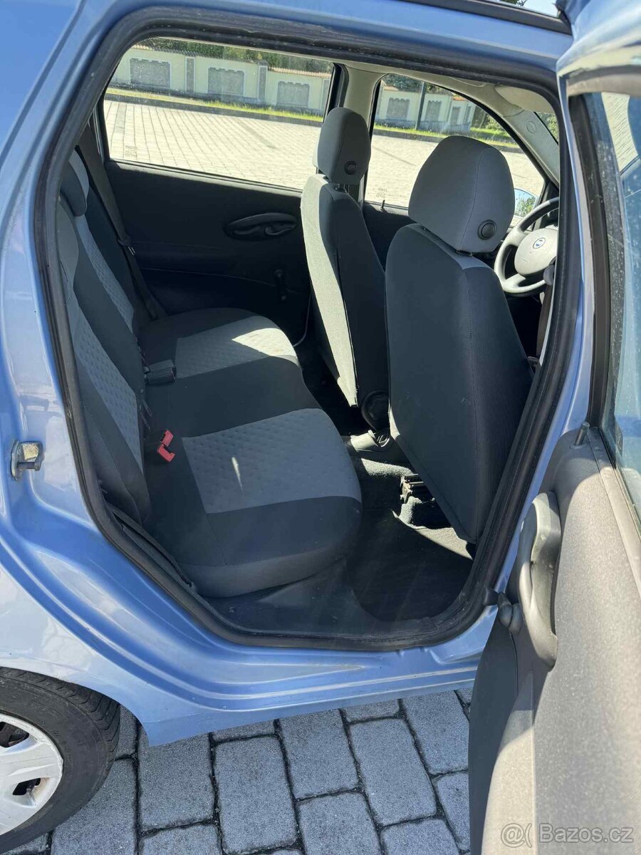 Fiat Punto 1.2 44 kw rok 2005 5 dveří - 8