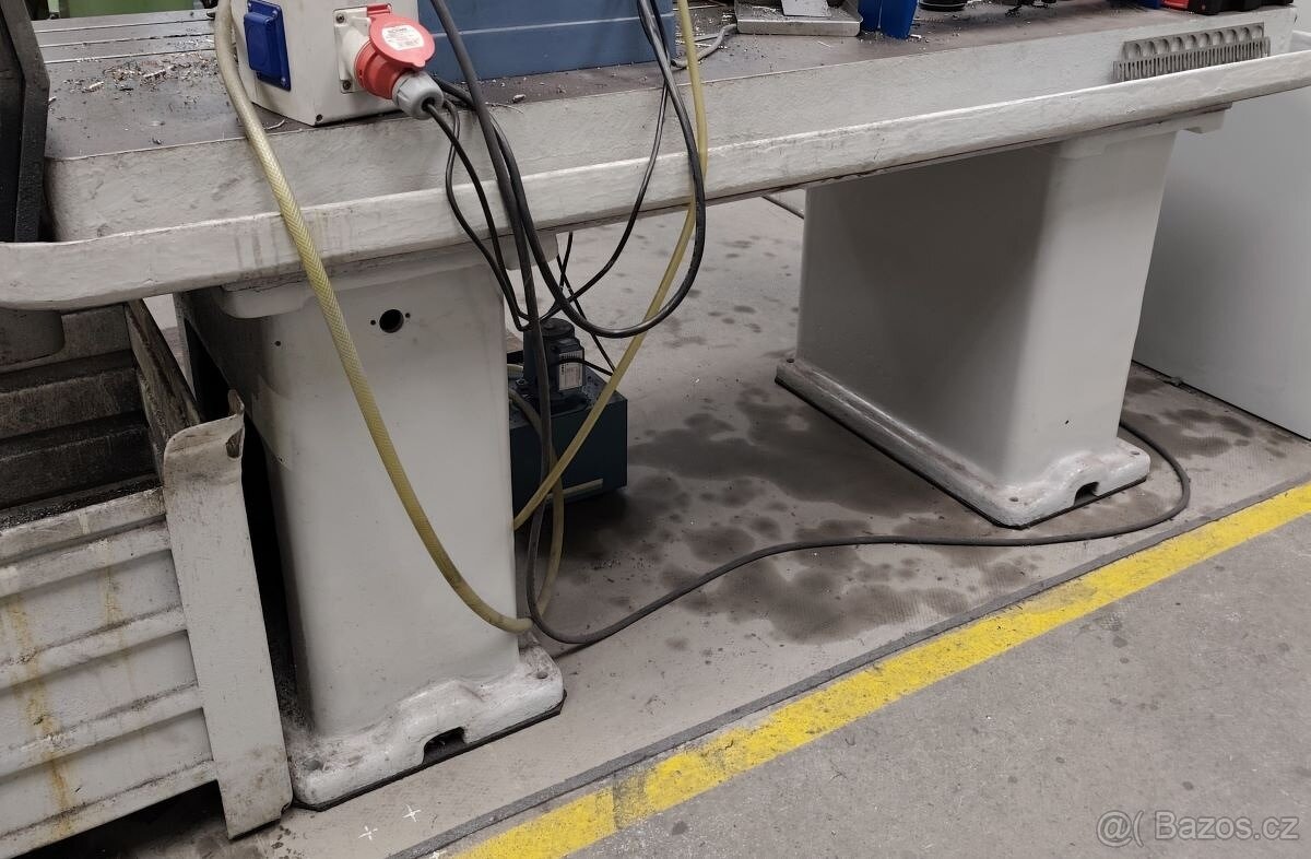 Vrtačka TOS VS 20-4 litinový stůl - 8