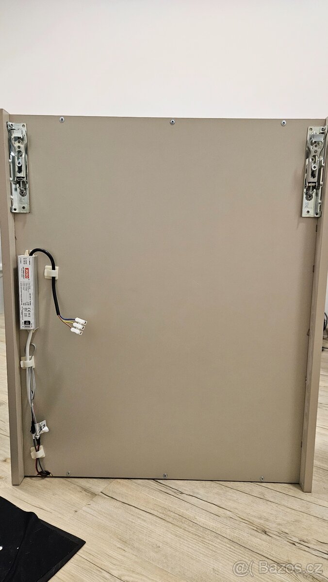 Zrcadlová skříňka Vitra - 8