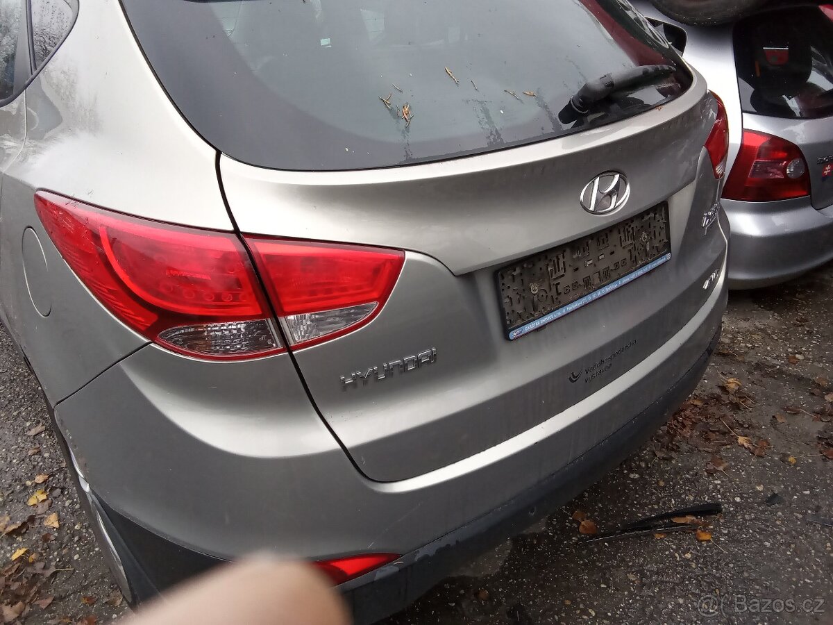 Hyundai ix35 2.0 diesel2.0i benzín l červená čierna stri2014 - 8