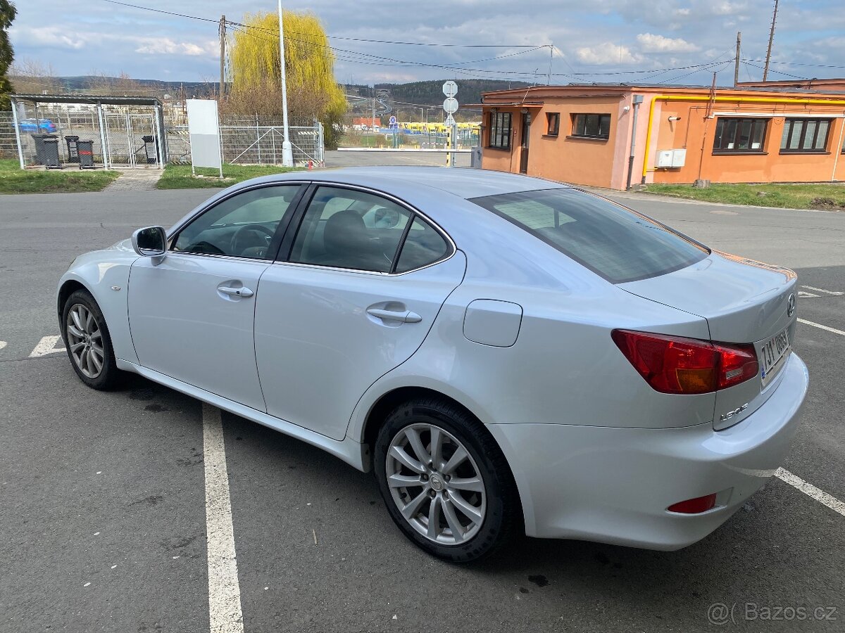 Lexus IS220D rok 2011 - 8