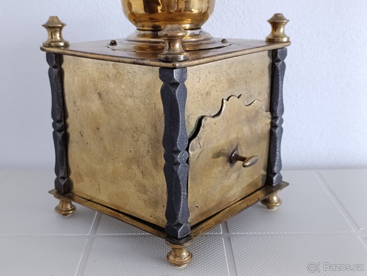 Krásný starožitný mosazný mlýnk na kávu, ručně kov.sloupky - 8