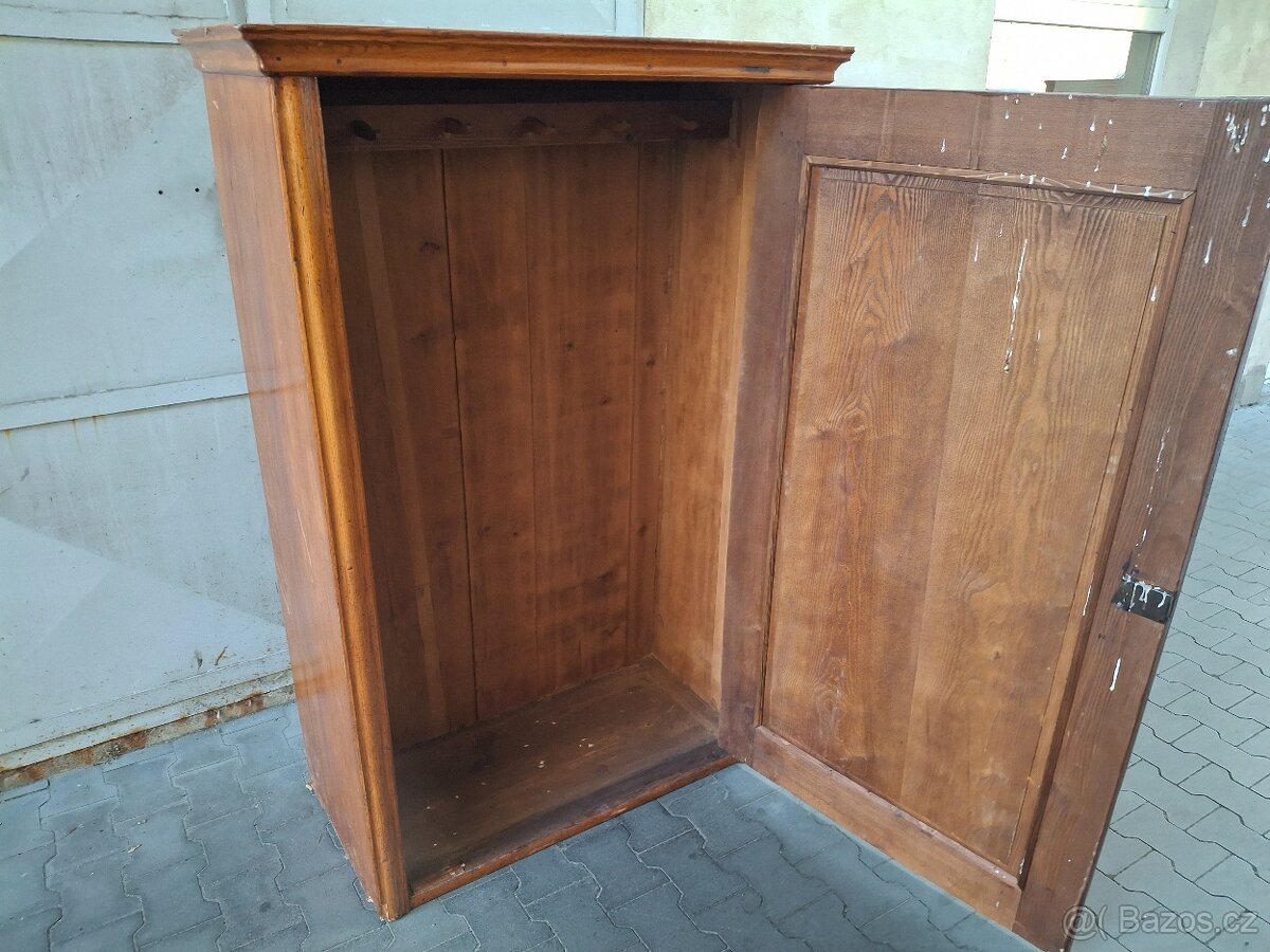 Starožitná dubová skříň - 8