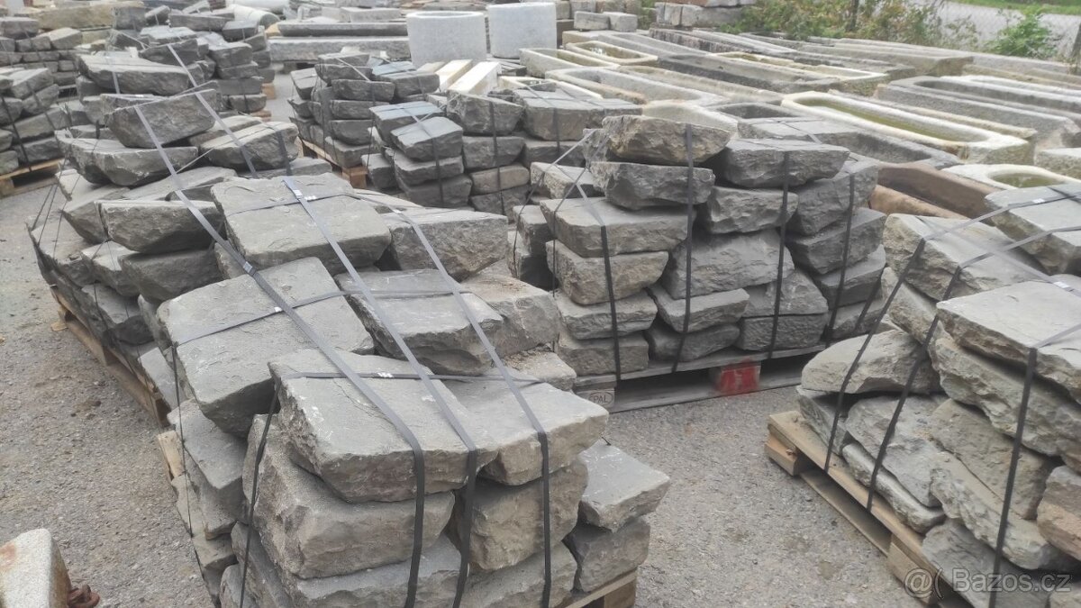 Stará kamenná dlažba, zápražáky, cca 60 m2 - 8