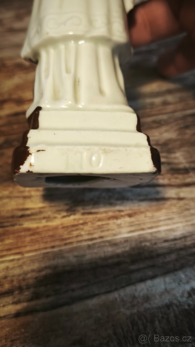 Staré svaté obrázky a soška. - 8