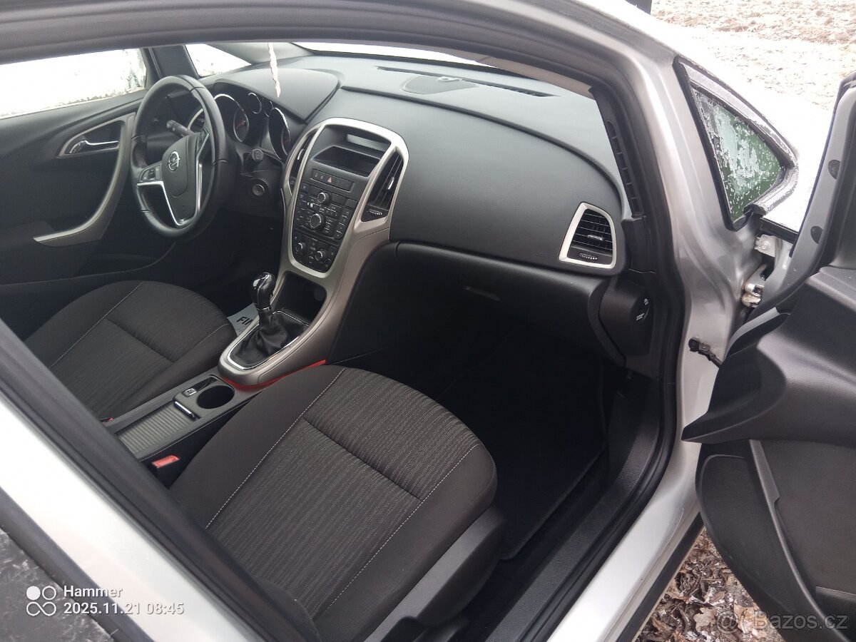 Opel Astra Kombi 1.4 benzín 124.000 km 2011 - 8