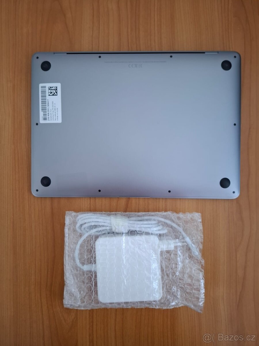 Macbook Air 13 palců M1 chip 16GB RAM 256 SSD 250 cyklů - 8