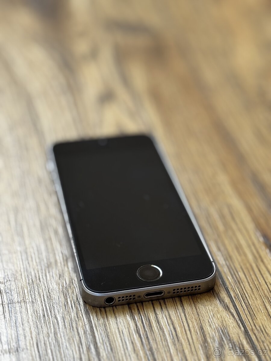 iPhone SE 64 GB + prislusenstvi - 8