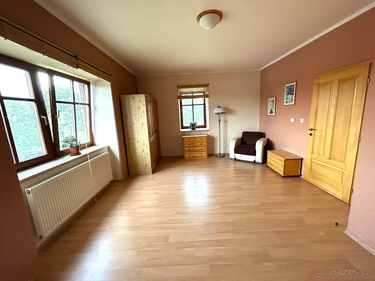 Historický statek s krásnými interiéry - 8