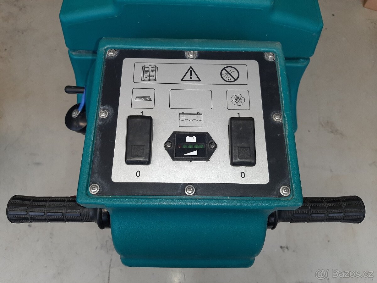 Podlahový mycí stroj Eureka E51 - 8