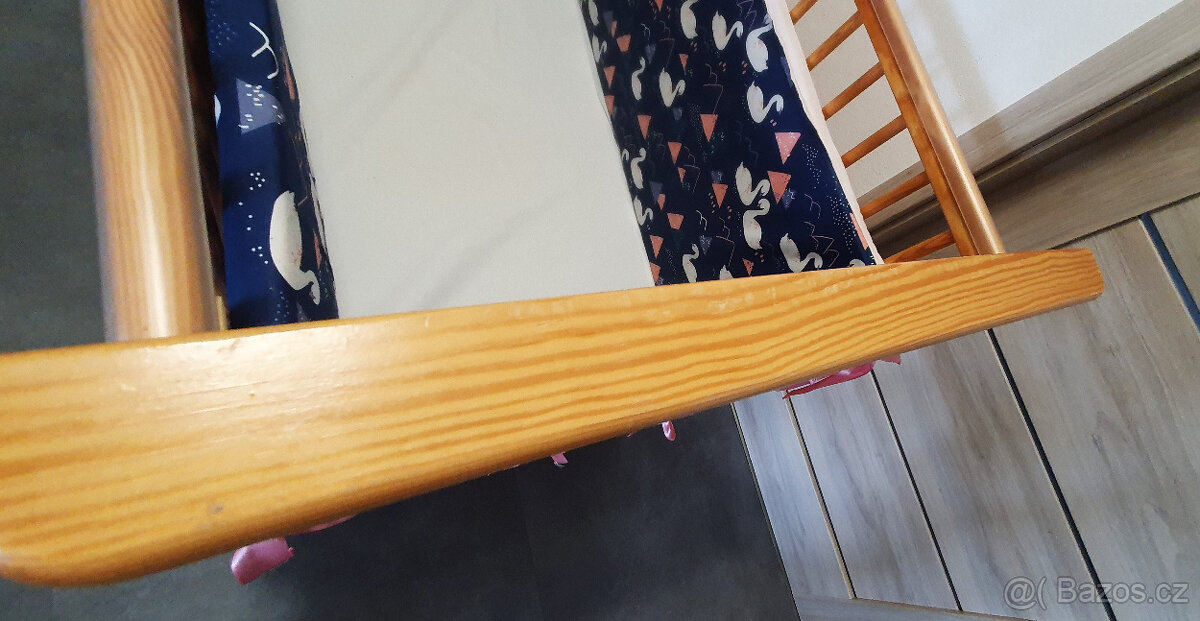 Dřevěná dětská postýlka + matrace + mantinely. - 8