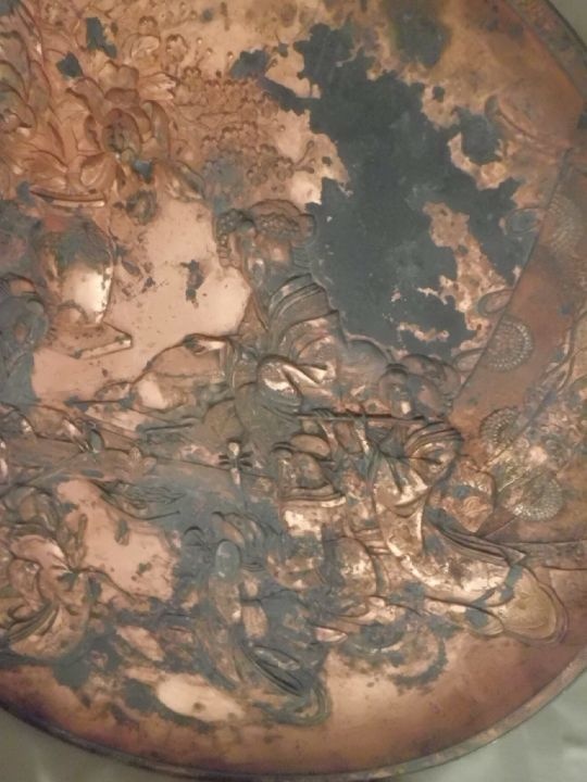 Starodávný Kovový velký Talíř s GEJŠAMI - JAPONSKO - ZNAČENO - 8