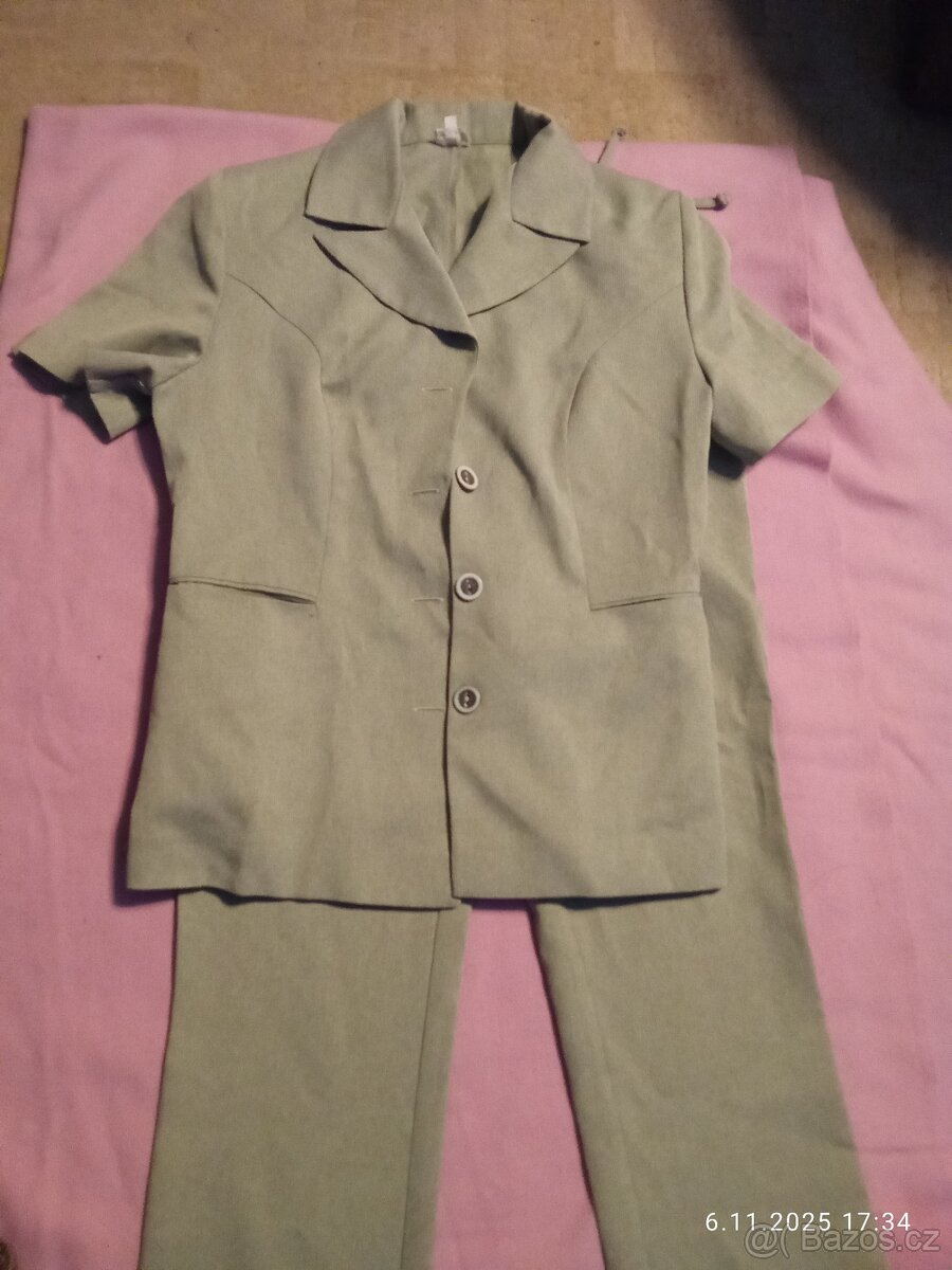 Krásné hnědé lesklé šaty na ples v letošní módní barve - 8